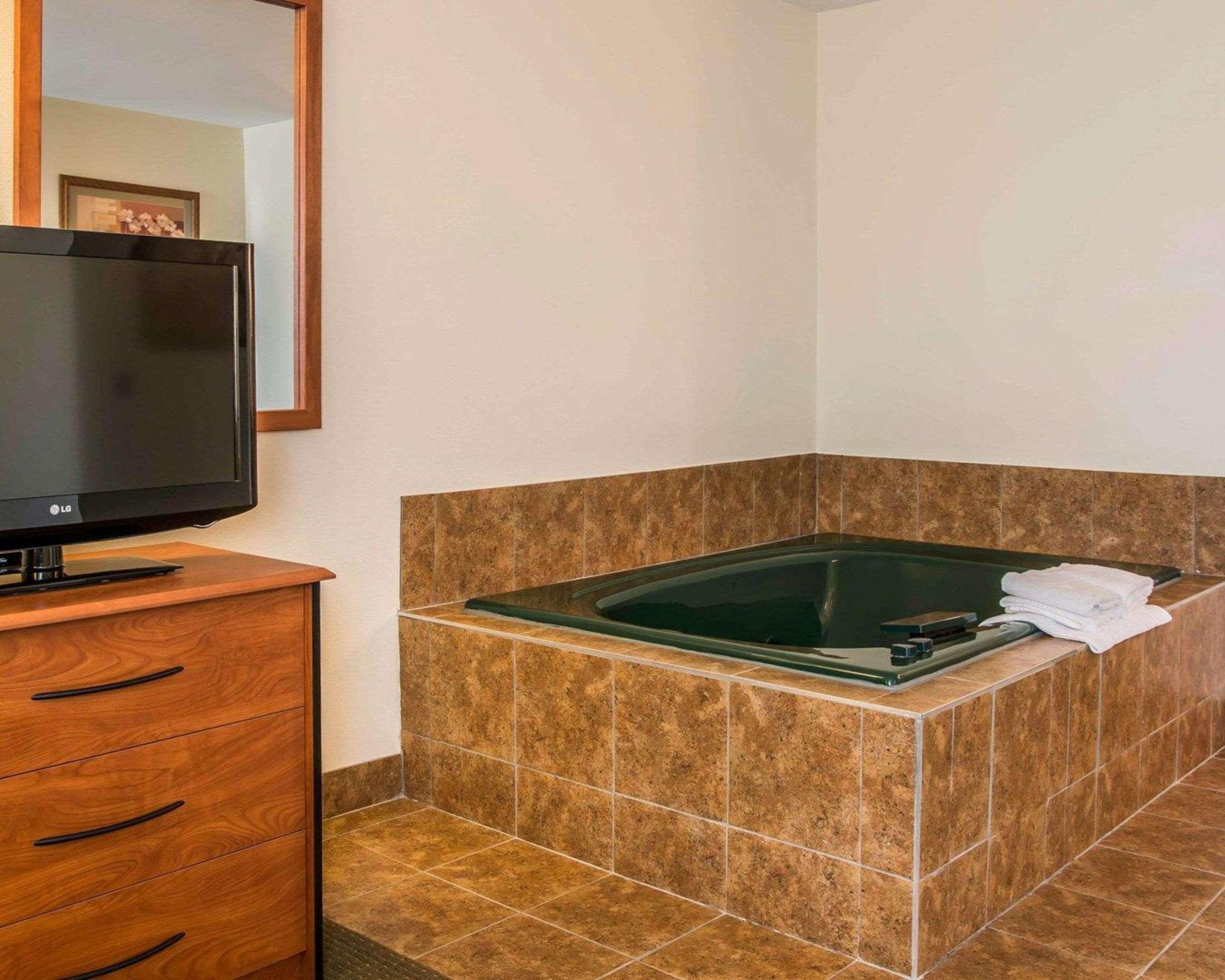 Quality Inn Durand Bagian luar foto