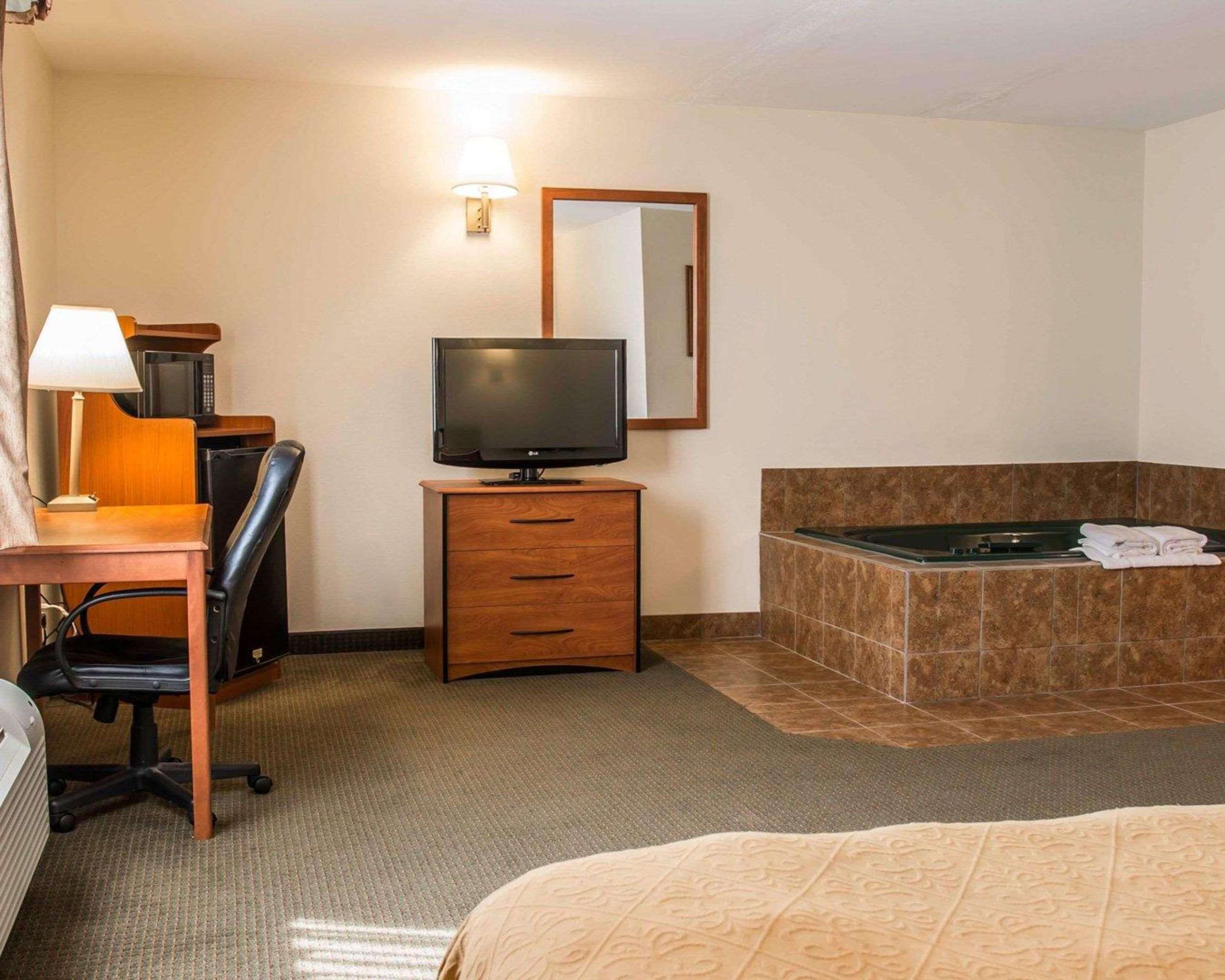 Quality Inn Durand Bagian luar foto