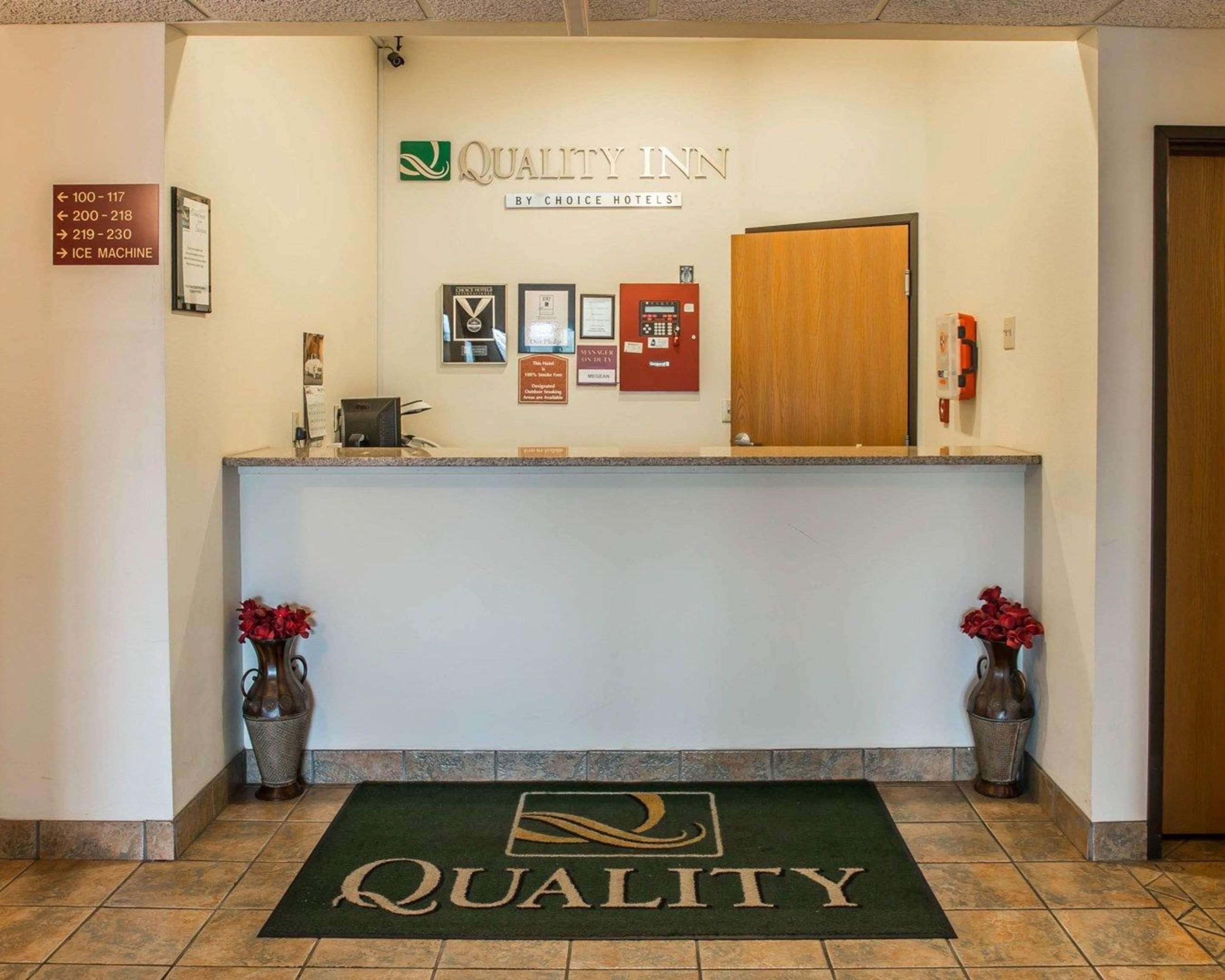 Quality Inn Durand Bagian luar foto