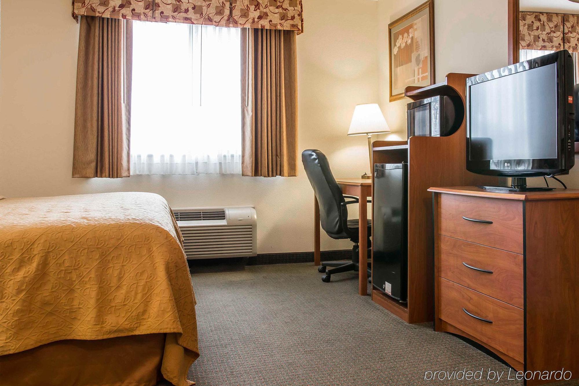 Quality Inn Durand Bagian luar foto