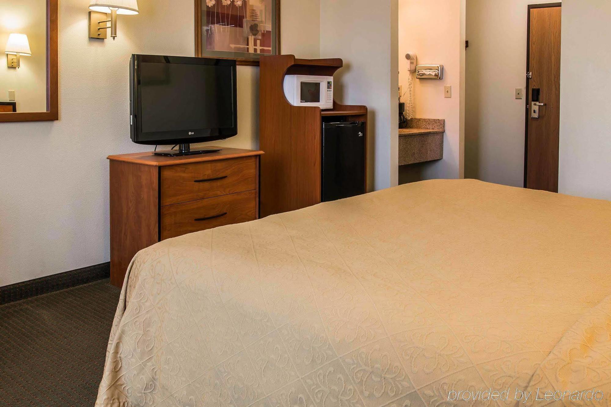 Quality Inn Durand Bagian luar foto